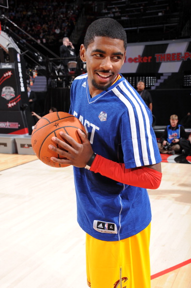 最后时刻4秒，字母哥突破踩线绝杀雷霆，可惜裁判没有吹哨，进球有效，绝杀成功！（终场前4秒，字母哥疑似踩线强突命中，裁判未吹哨，绝杀雷霆生效）