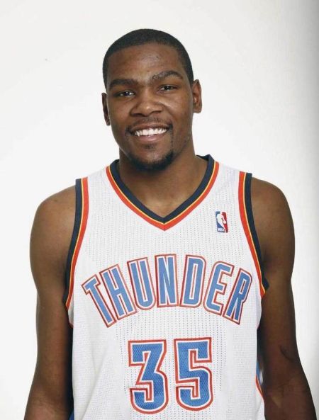 某球星回应质疑：用表现说话（某球星直面质疑：以实力作答）