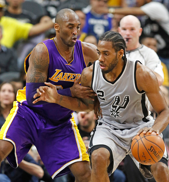 从手足无措到游刃有余，齐达内在公园学着踢毽子（齐达内在公园学踢毽子：从笨拙到娴熟）