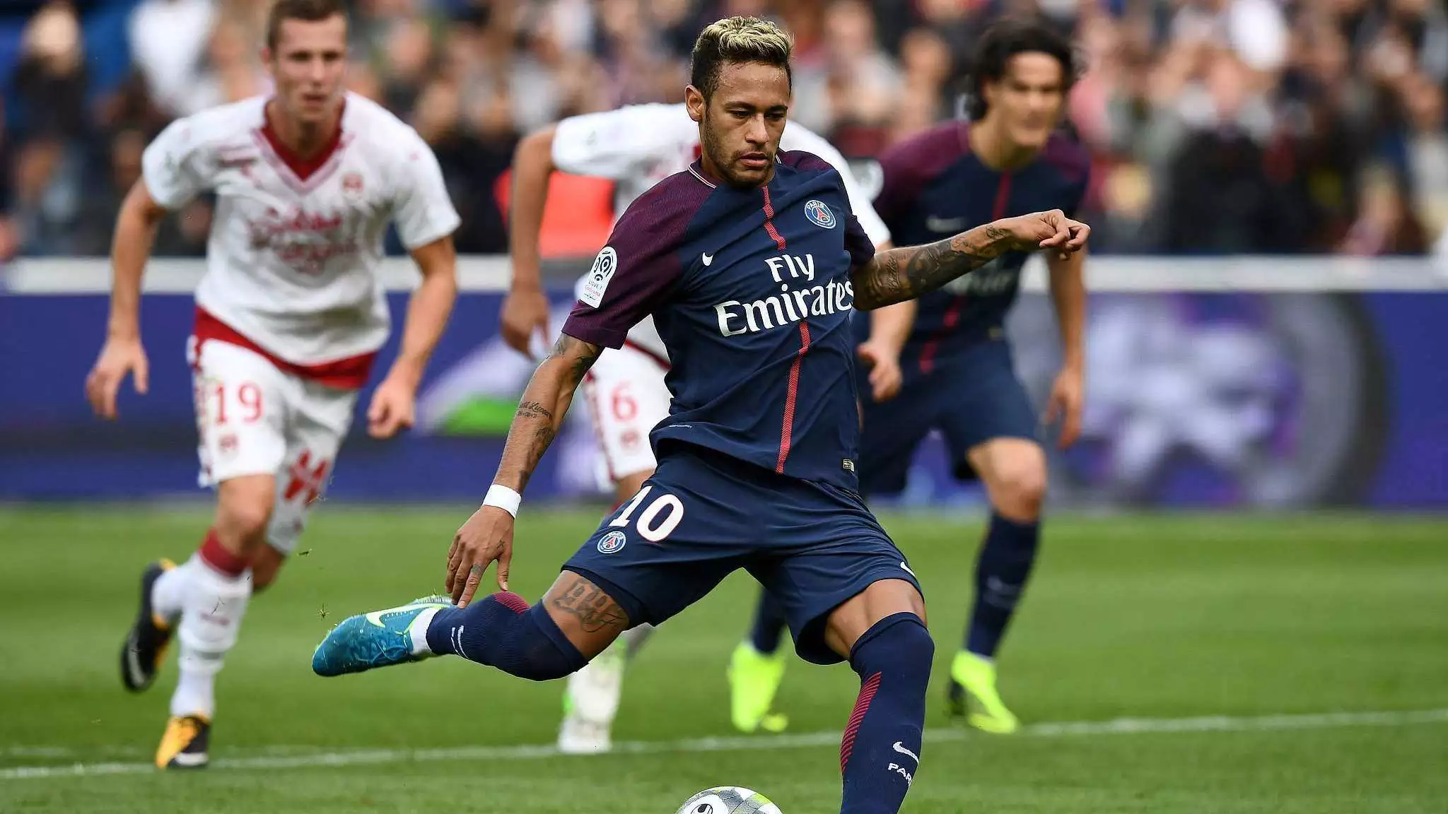 阿隆索在皇家马德里时间已经不多齐达内和阿尔韦罗亚正等着他上场（阿隆索在皇马的时间进入倒计时，齐达内和阿韦罗亚正等他登场）